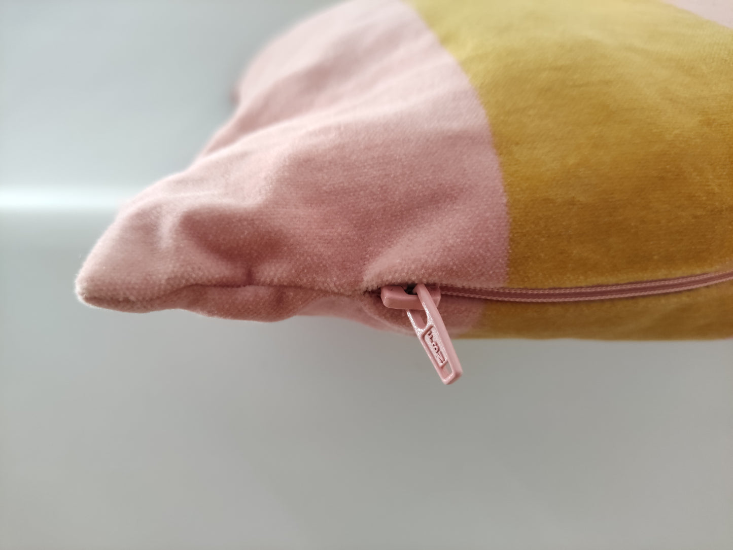 Coussin rayé stylé & coloré