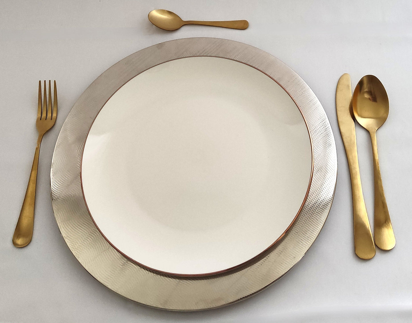 Sous-assiettes dorées élégantes à La Maison