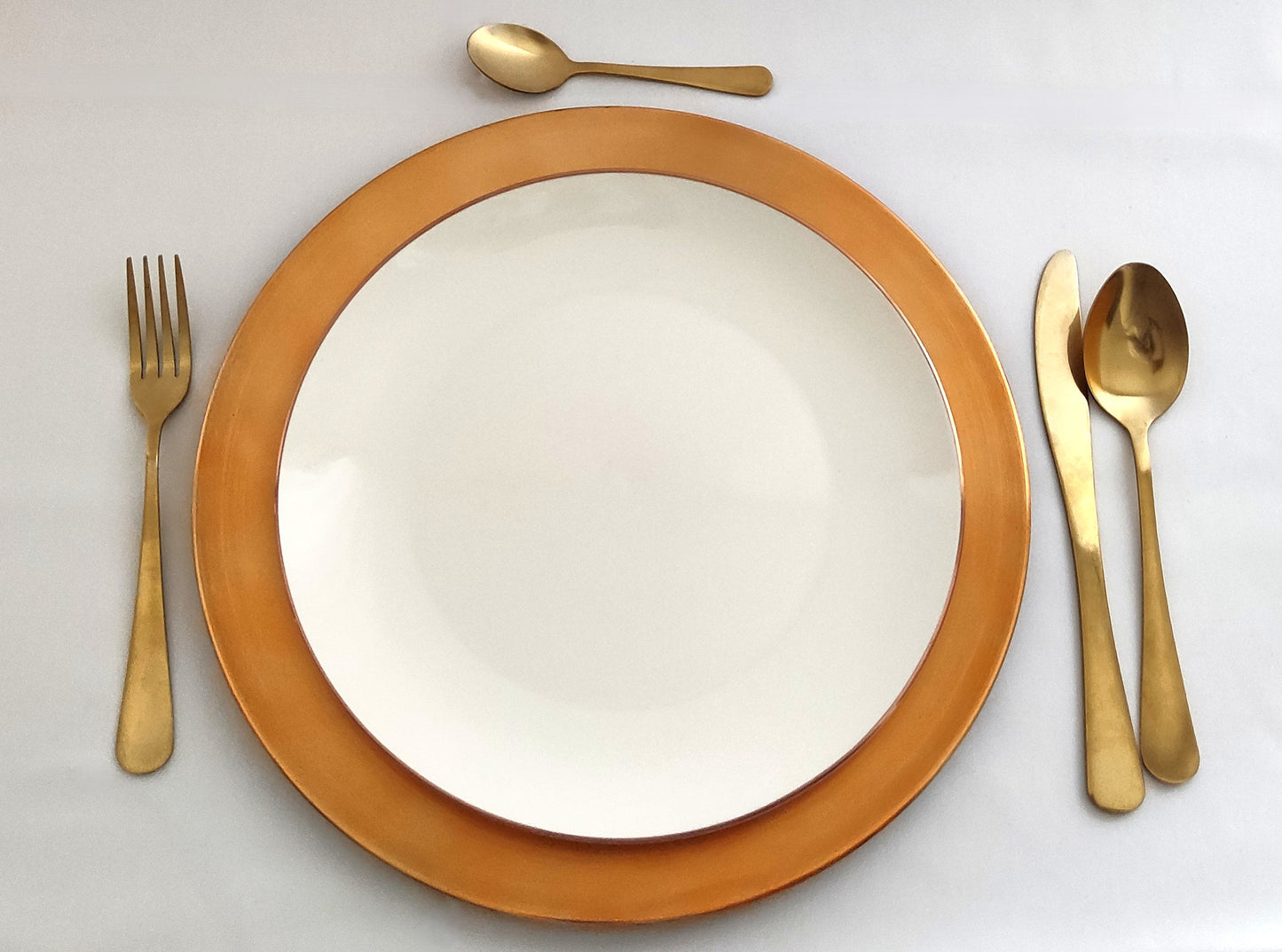 Sous-assiettes argentées élégantes à La Maison