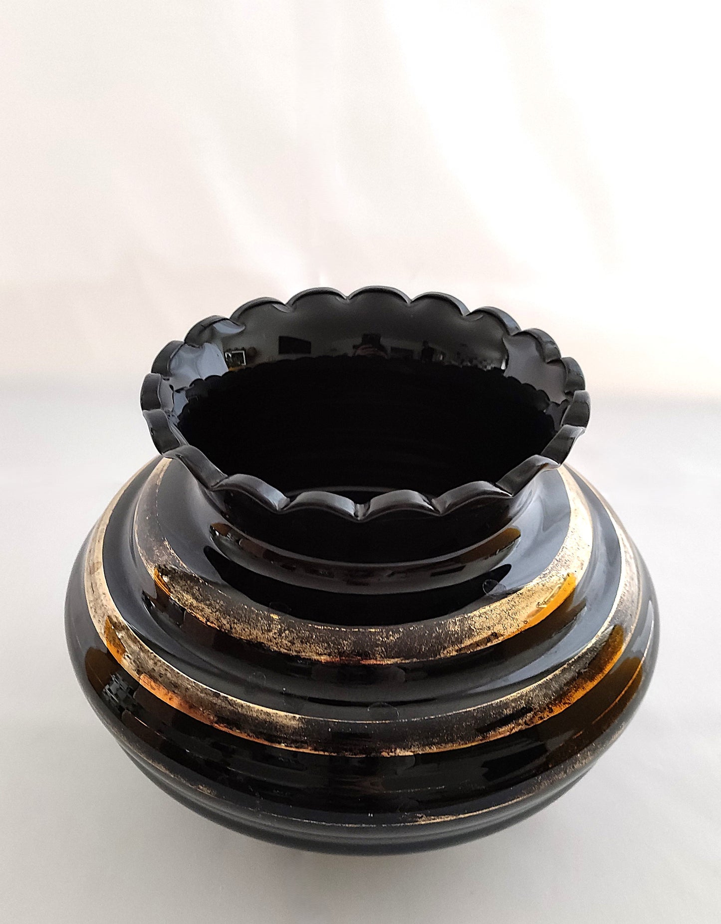 Vase noir au design doré