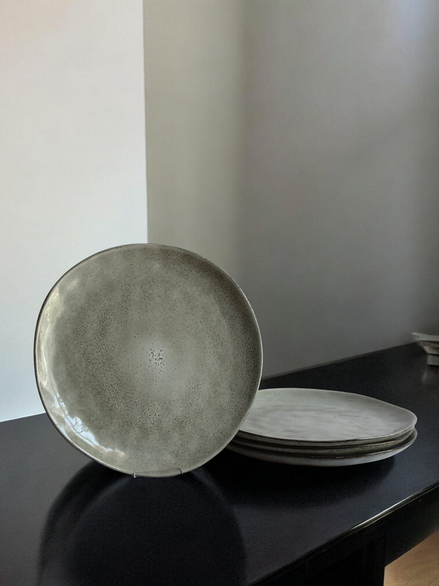 Assiettes grises bien mouchetées