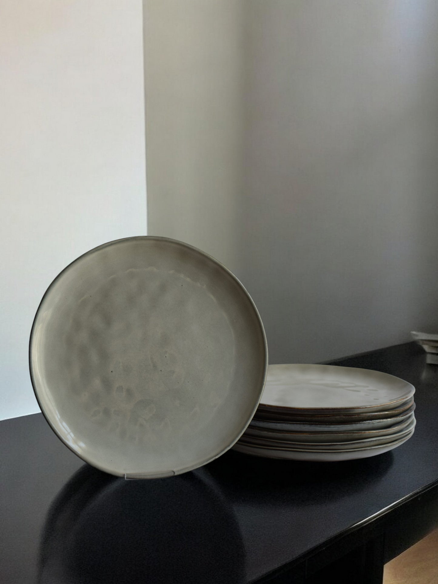 Assiettes grises légèrement mouchetées