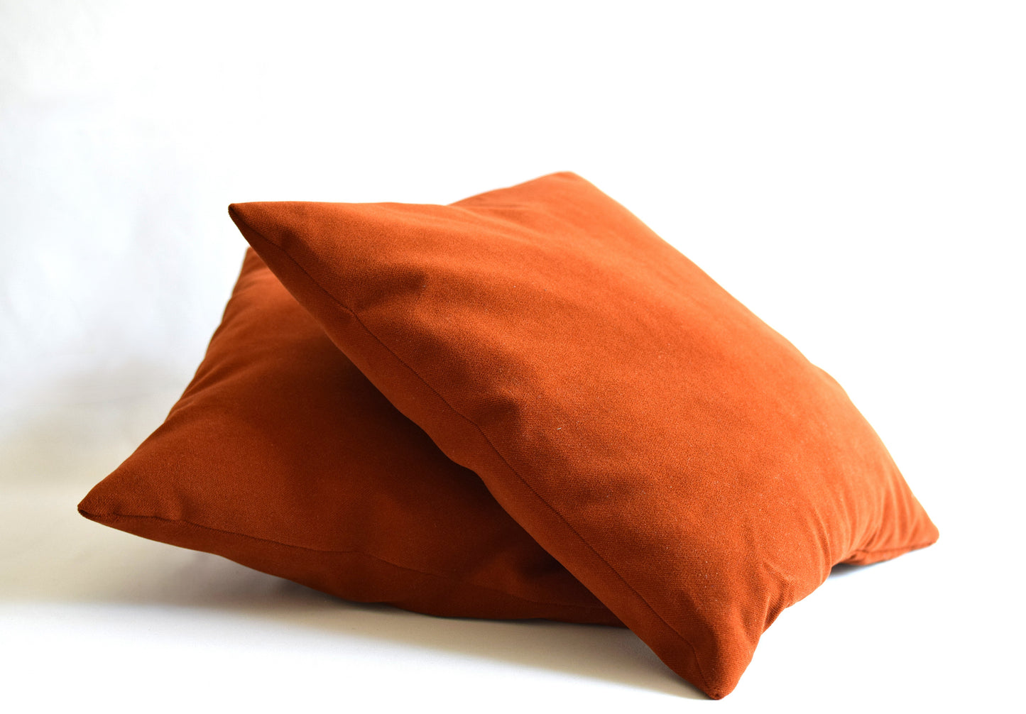 Coussin de couleur rouille