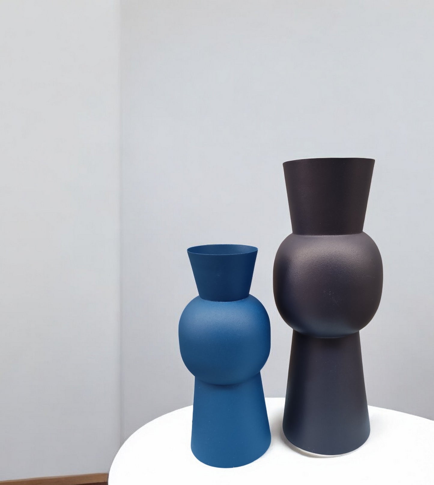 Grand vase en fer bleu nuit