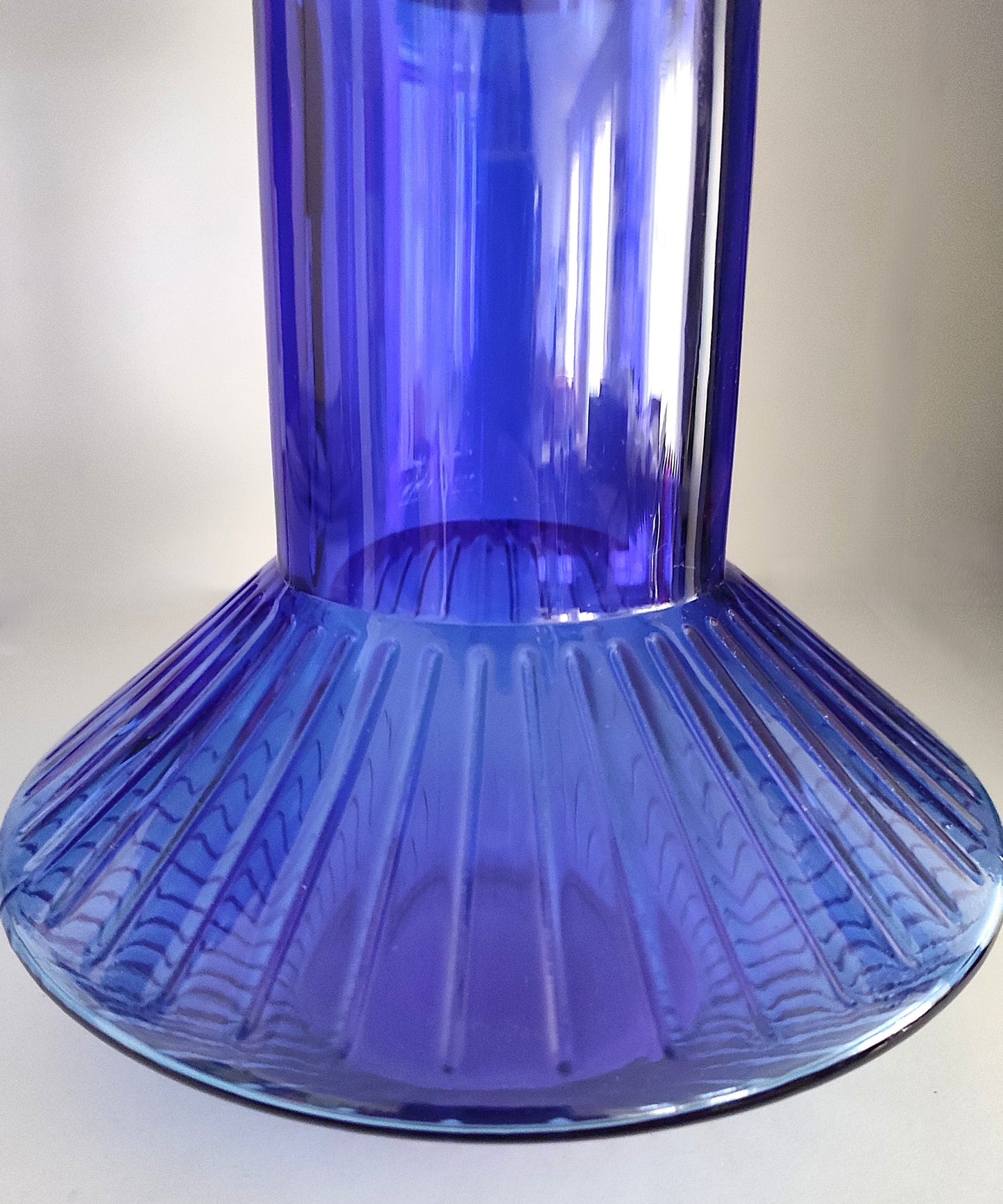 Vase bleu sculptural