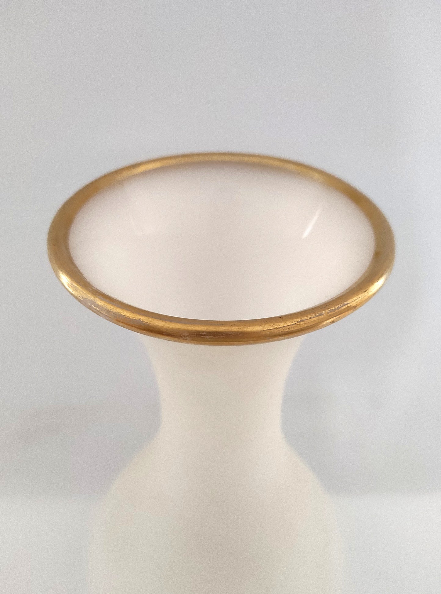 Vase blanc au design épuré