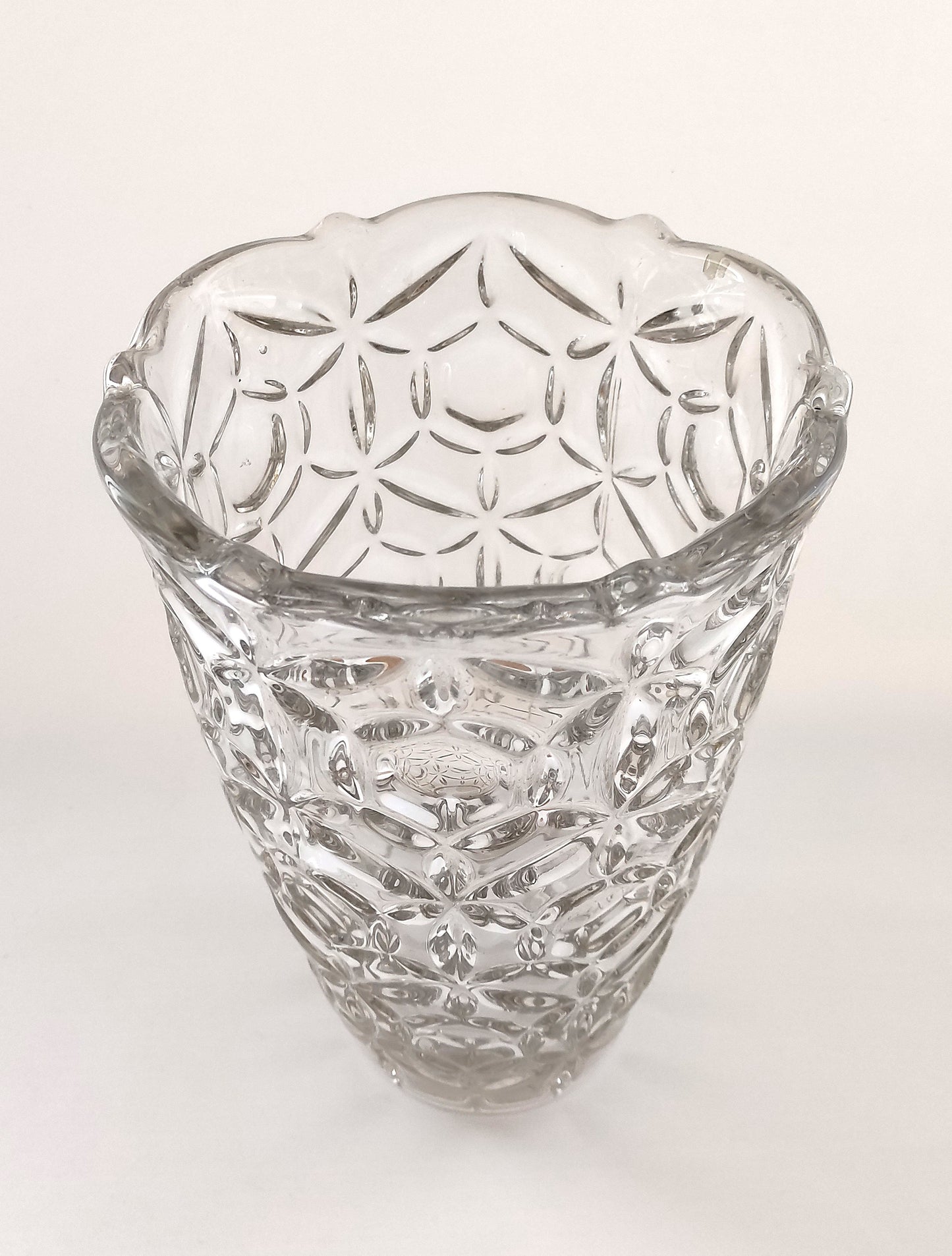Vase en verre moulé