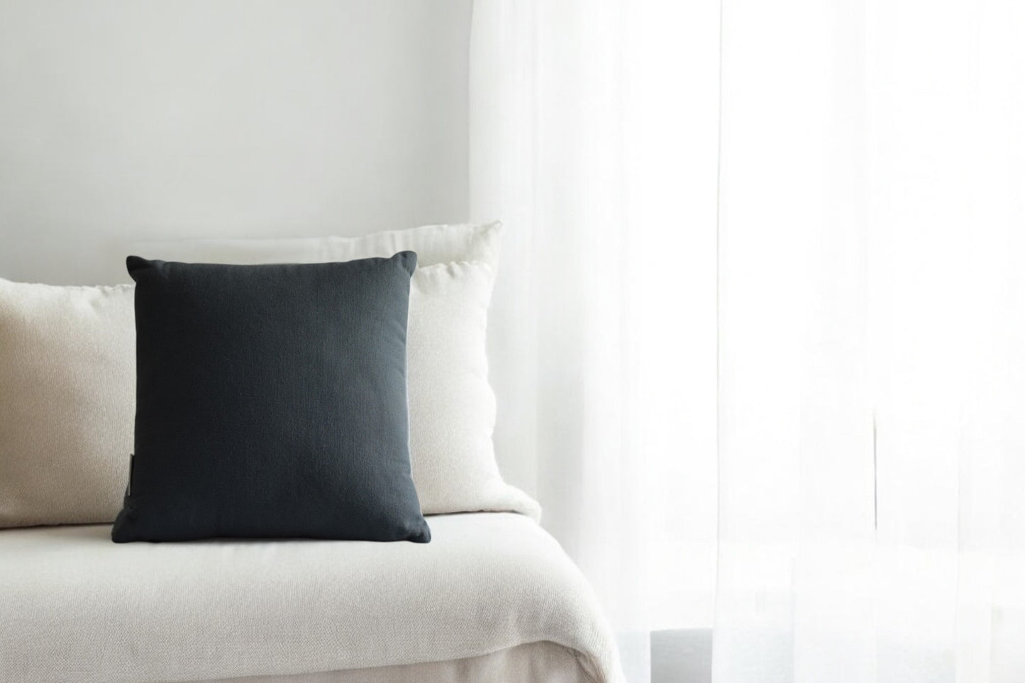 Coussin radis rose en noir