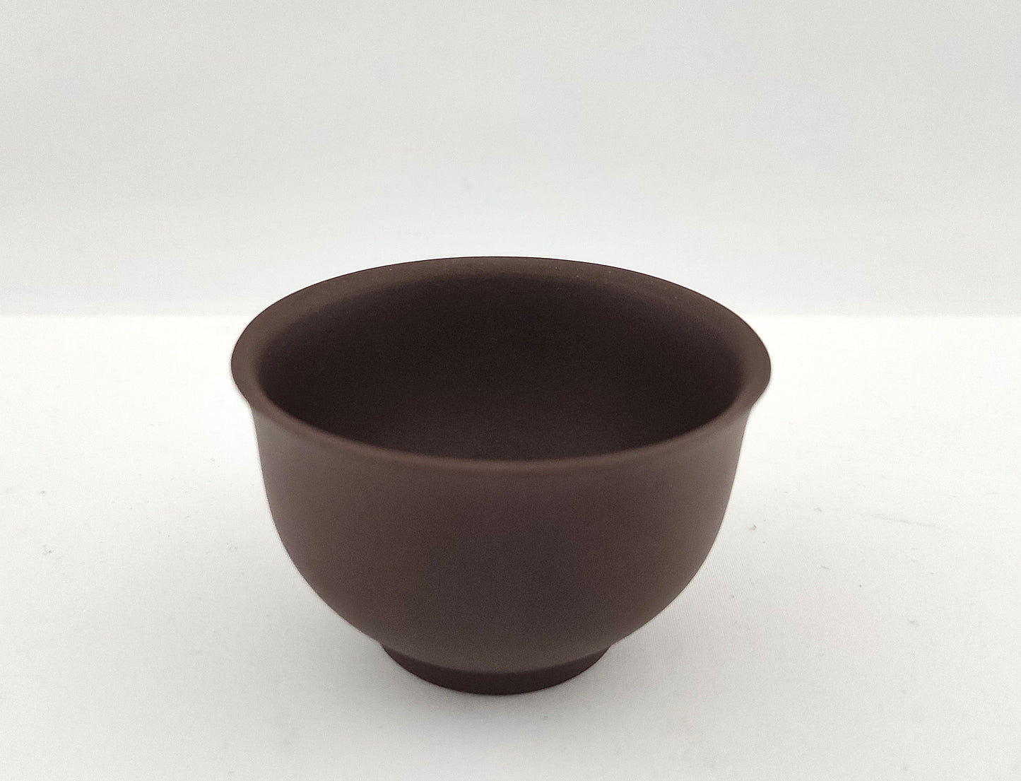 Tasses en argile violet