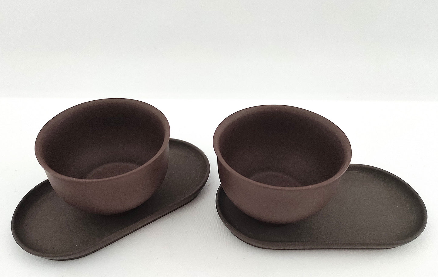 Tasses en argile violet