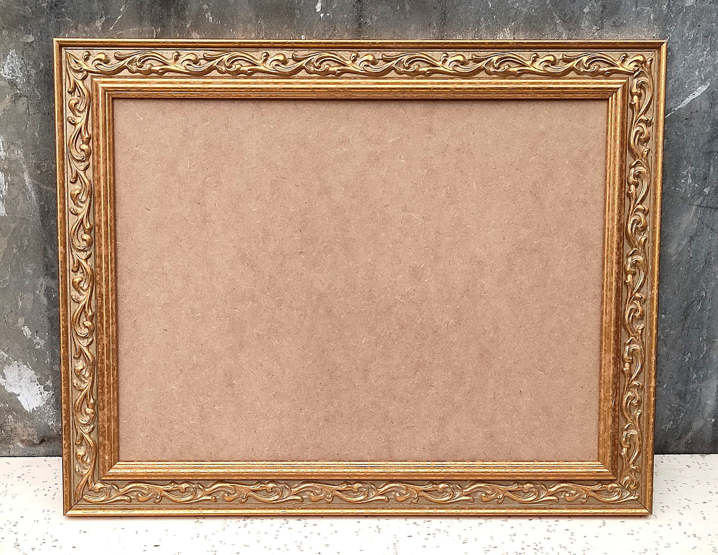 Cadre doré à moulures