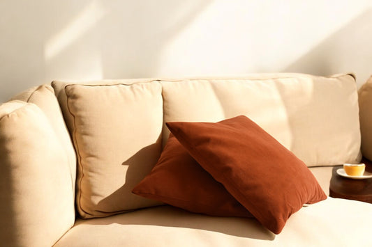 Coussin de couleur rouille