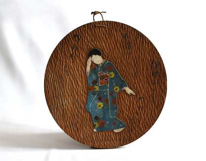 Plaque décorative d'une Geisha dansant