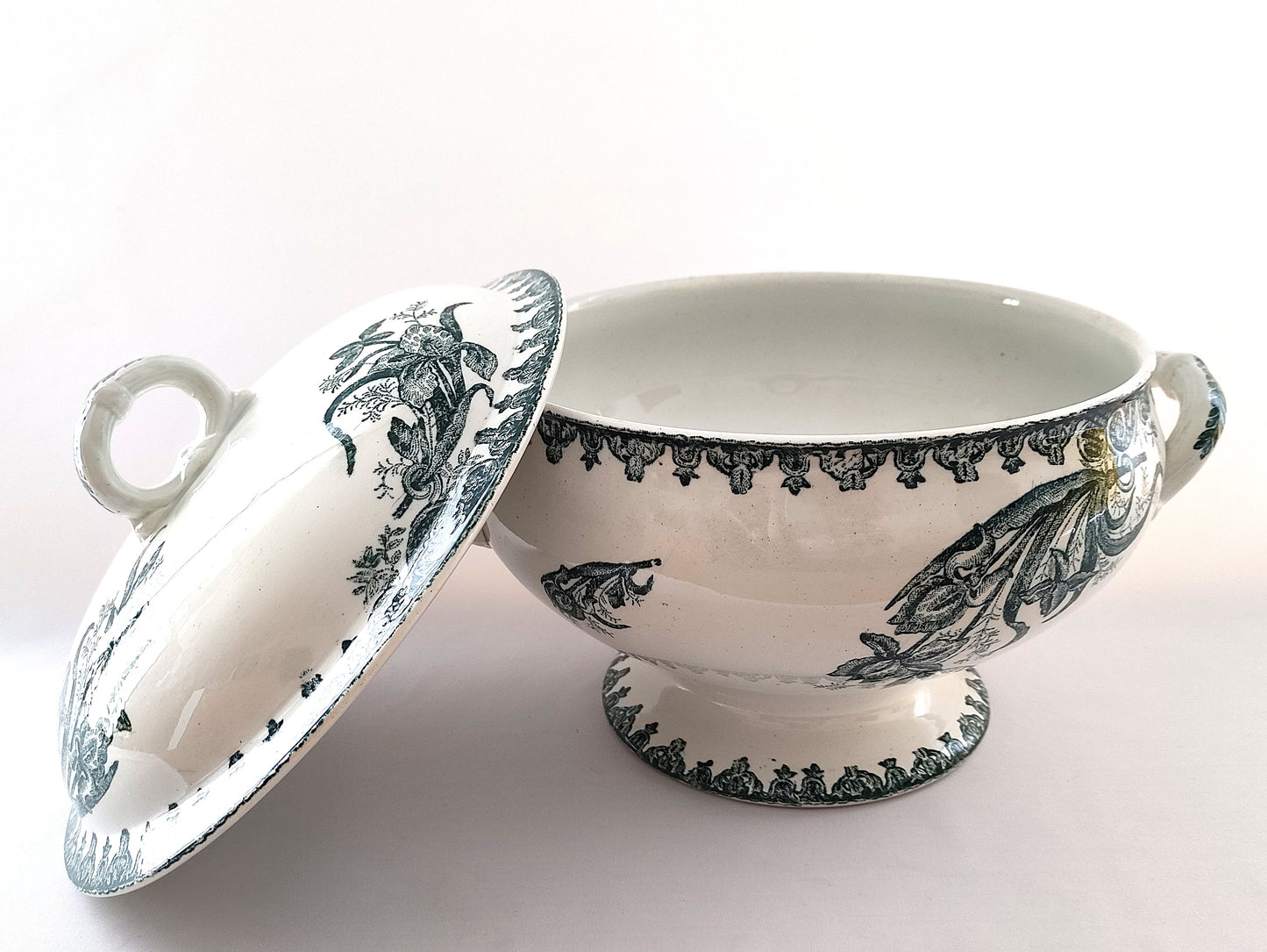 Soupière en terre de fer