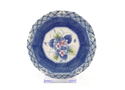 Petite assiette bleue à fleurs roses en porcelaine