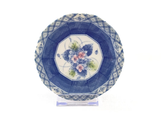 Petite assiette bleue à fleurs roses en porcelaine