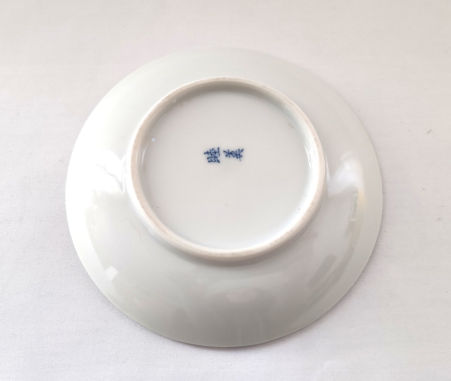 Petite assiette toute bleue en porcelaine