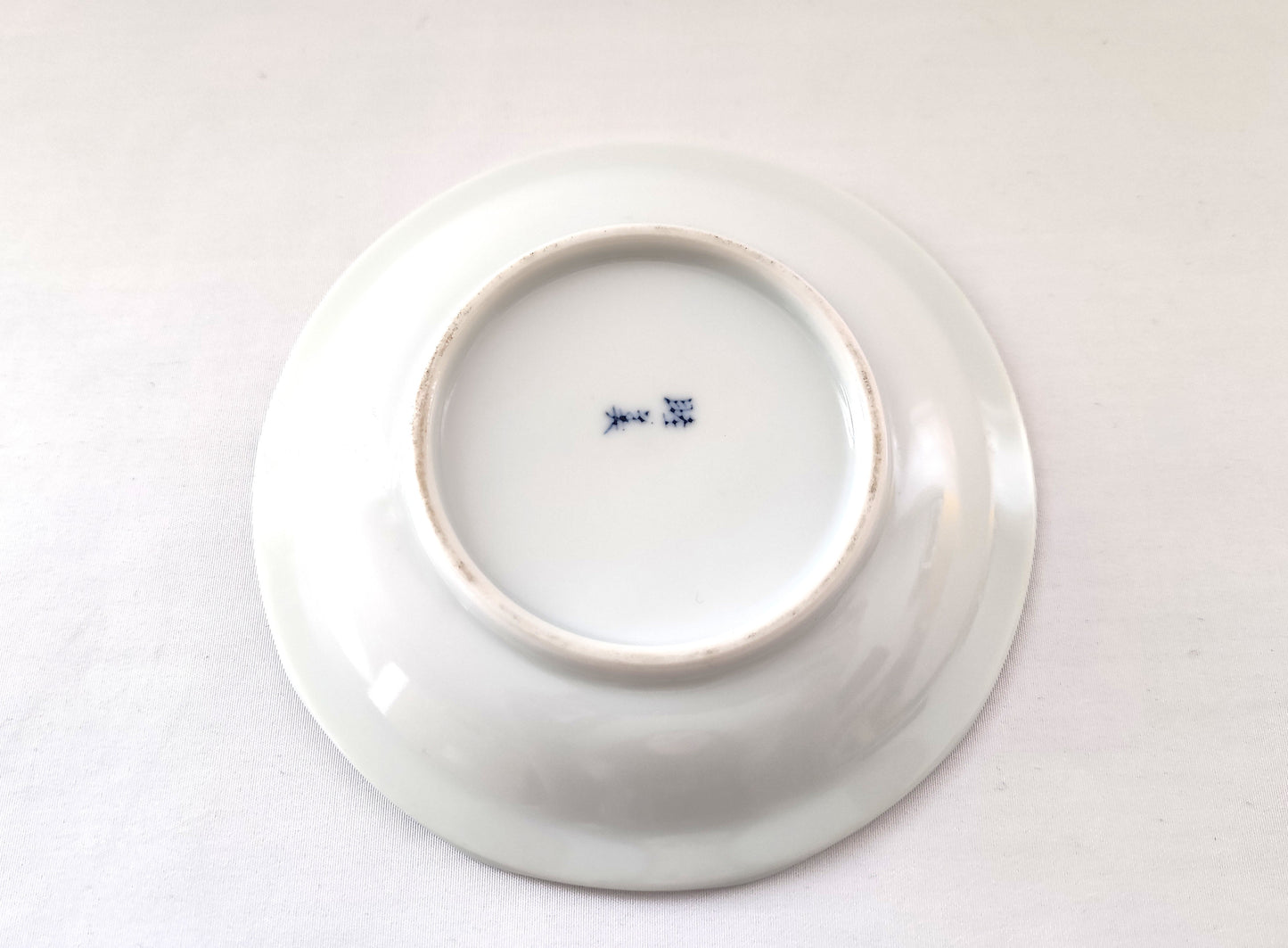 Petite assiette bleue et blanche en porcelaine