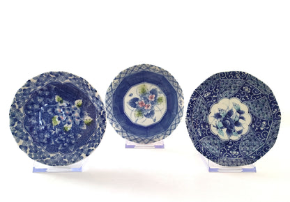 Petite assiette bleue et blanche en porcelaine