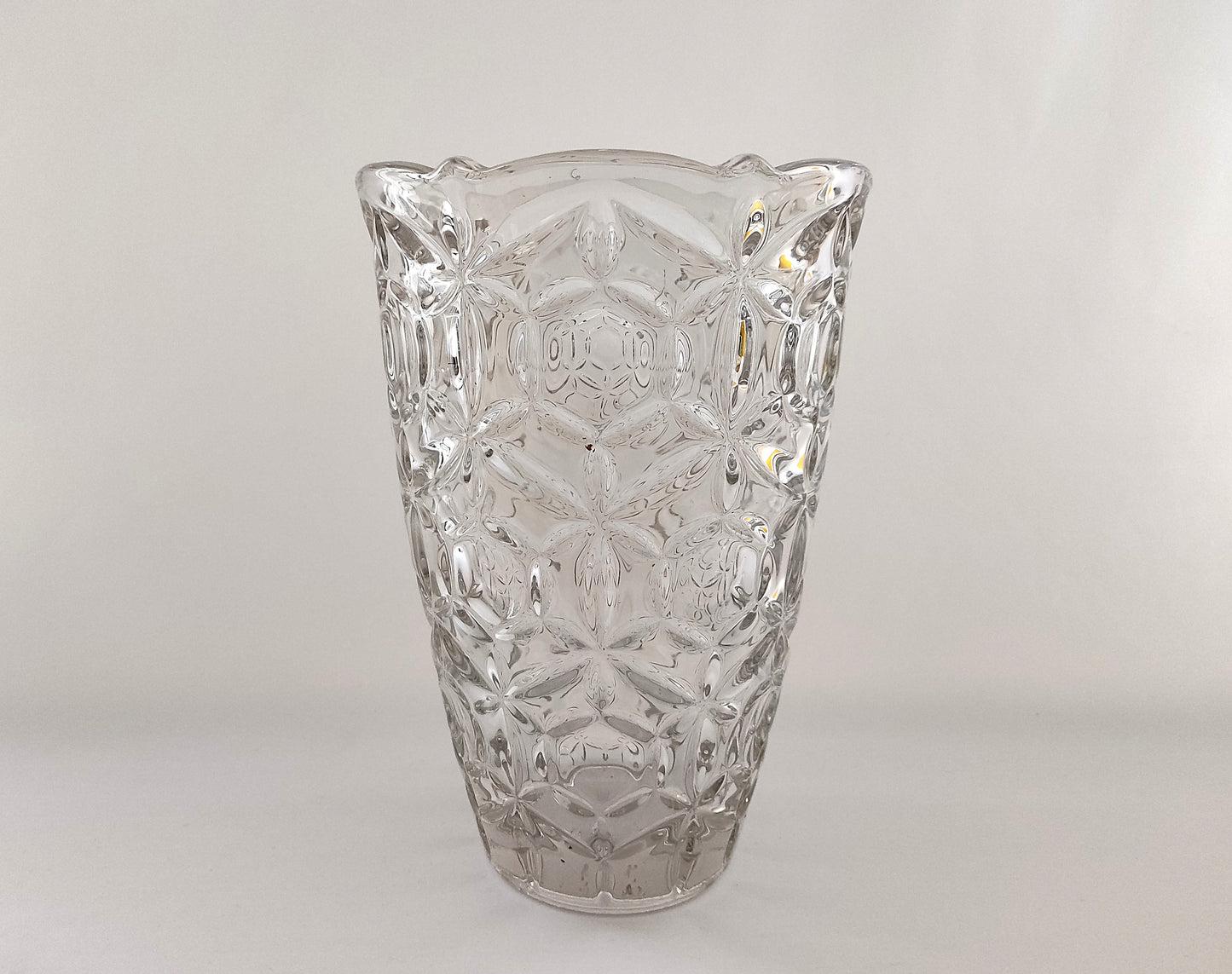 Vase en verre moulé