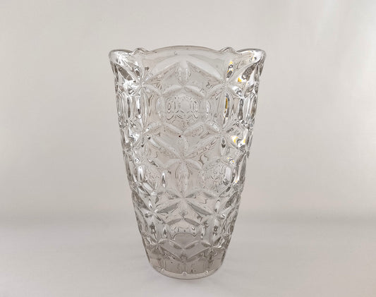 Vase en verre moulé