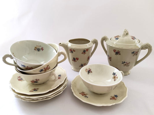 Service à café aux fleurs délicates