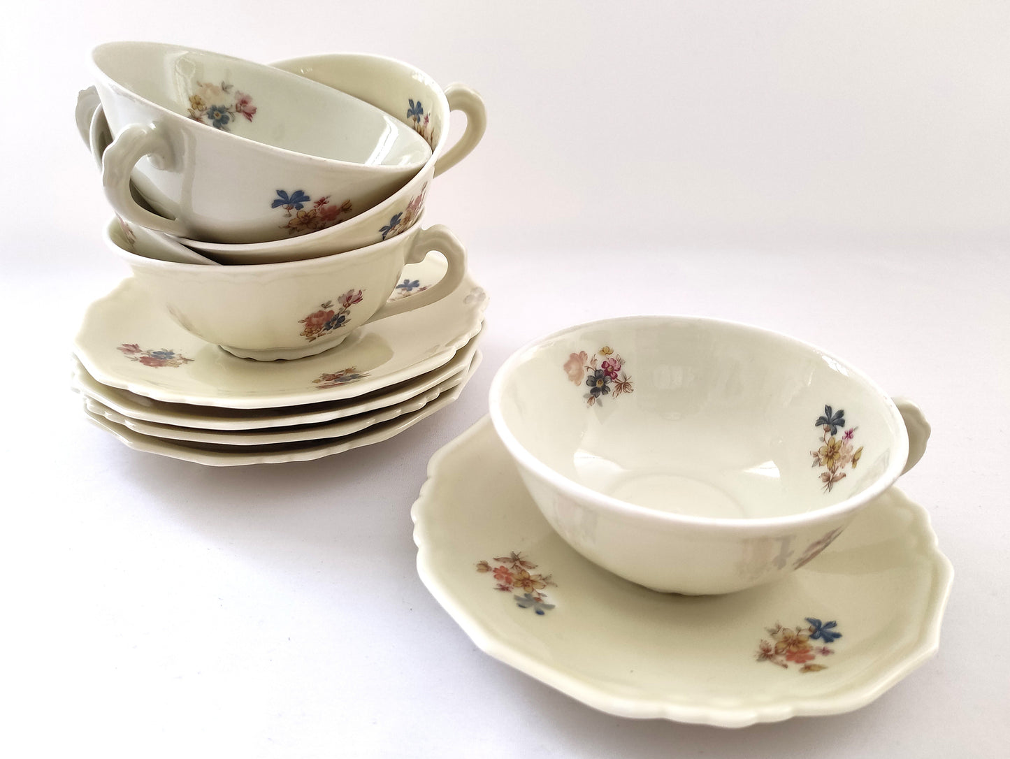 Service à café aux fleurs délicates