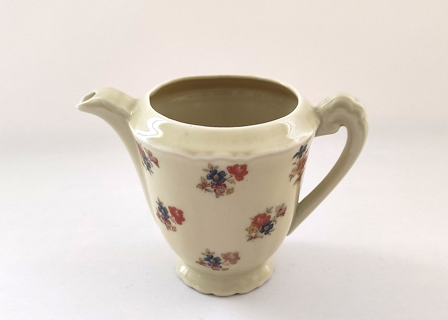 Service à café aux fleurs délicates